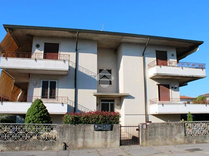 Appartamento quadrilocale in vendita in Via Gorizia, Centro, Torri di Quartesolo