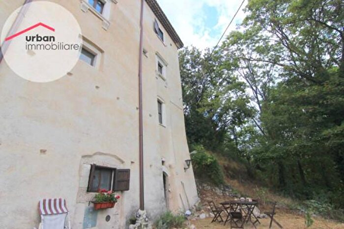 Casa trilocale in vendita in Via Vittorio Emanuele, Santo Stefano Di Sessanio