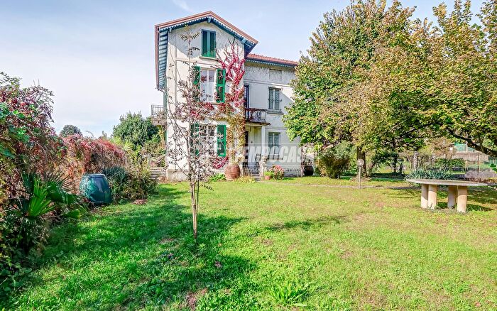 Casa con 7 locali in vendita in Via Giuseppe Garibaldi, Marchirolo