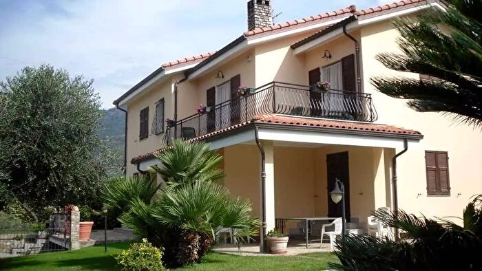 Casa con 7 locali in vendita in Castellaro