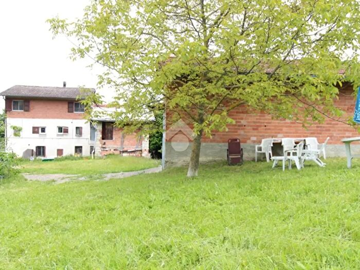 Casa con 6 locali in vendita in Via Ville, Carpineti