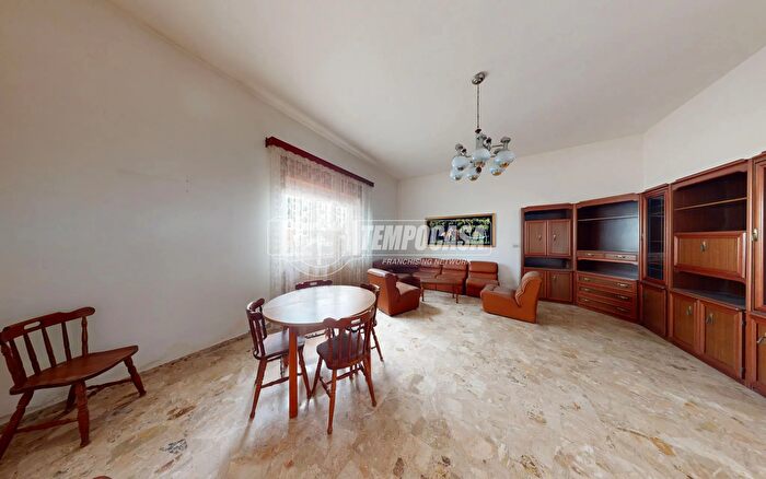 Appartamento con 8 locali in vendita in Via Giuseppe Mazzini, Castrignano De Greci