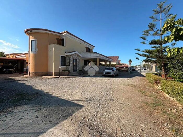 Casa con 6 locali in vendita in Via dei Gelsomini, Crotone