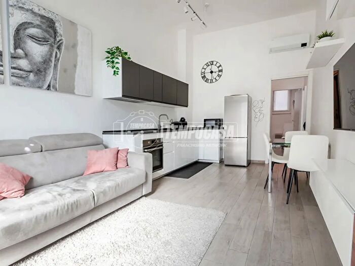 Appartamento bilocale in vendita in Viale Carlo Troya, Milano