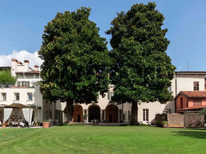 Casa con 7 locali in vendita in Via Primo Maggio, Oggiono