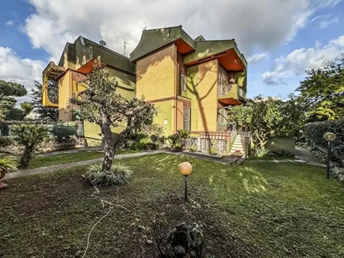 Casa con 6 locali in vendita in Via Focilide, Roma