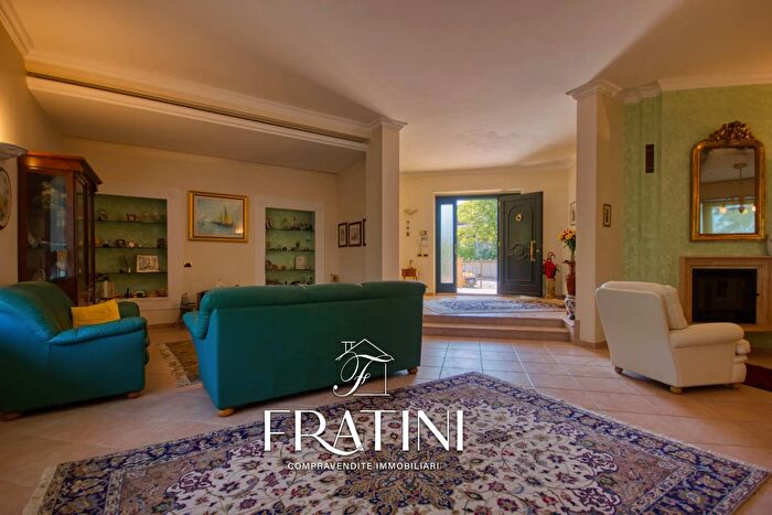 Casa con 18 locali in vendita in Via Settembre, Monterubbiano