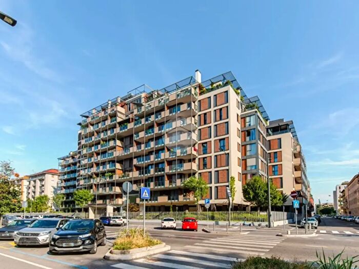 Appartamento quadrilocale in affitto in Viale Legioni Romane, Milano