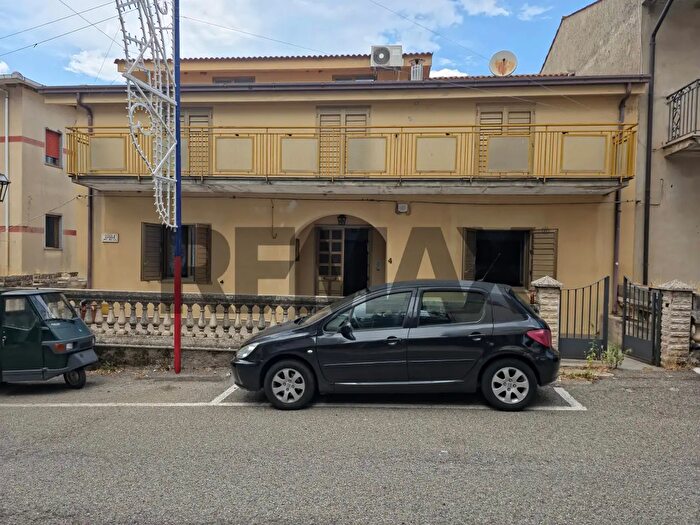 Casa con 10 locali in vendita in Santa Caterina Albanese