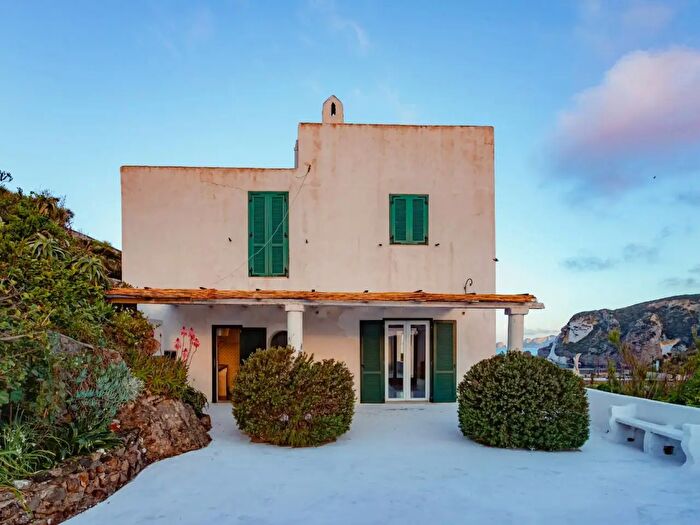 Casa con 8 locali in vendita in Via Panoramica, Ponza