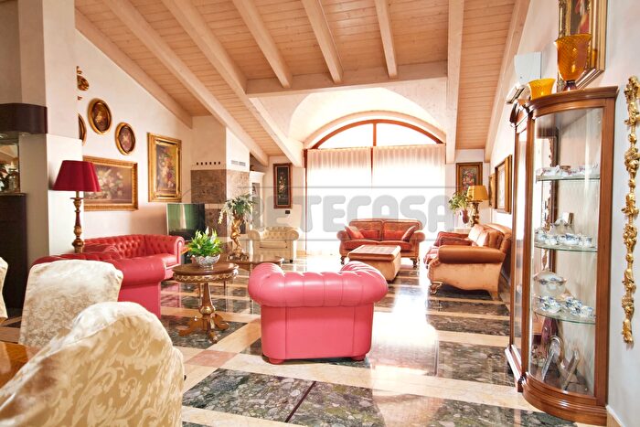 Appartamento con 9 locali in vendita in Arzignano