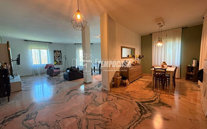 Casa con 13 locali in vendita in Antignano