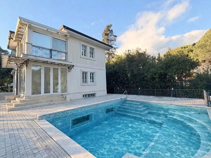 Casa con 8 locali in vendita in Camaiore