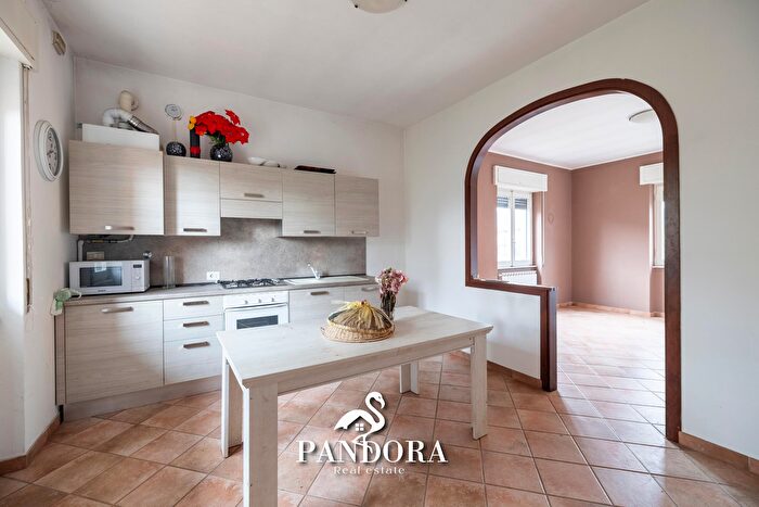 Appartamento quadrilocale in vendita in Via Varesina, Angera