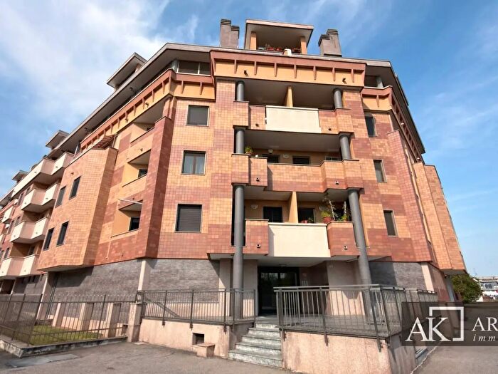 Appartamento trilocale in vendita in Via Pisani Dossi, Novara