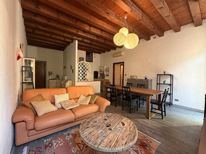 Appartamento trilocale in affitto in Via Giosuè Carducci, Veronetta, Verona
