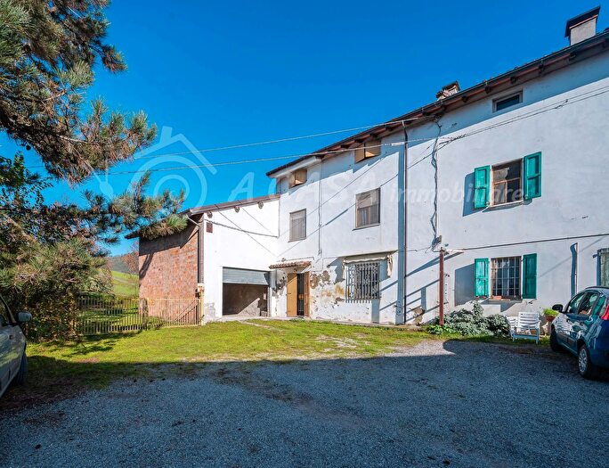 Casa con 6 locali in vendita in Medesano
