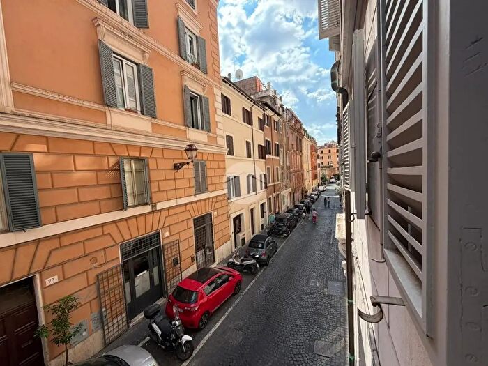 Appartamento quadrilocale in affitto in Via dei Capocci, Roma