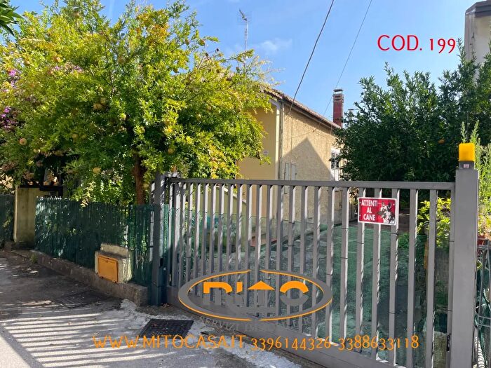 Casa con 9 locali in vendita in Mazzarelli, Telese Terme
