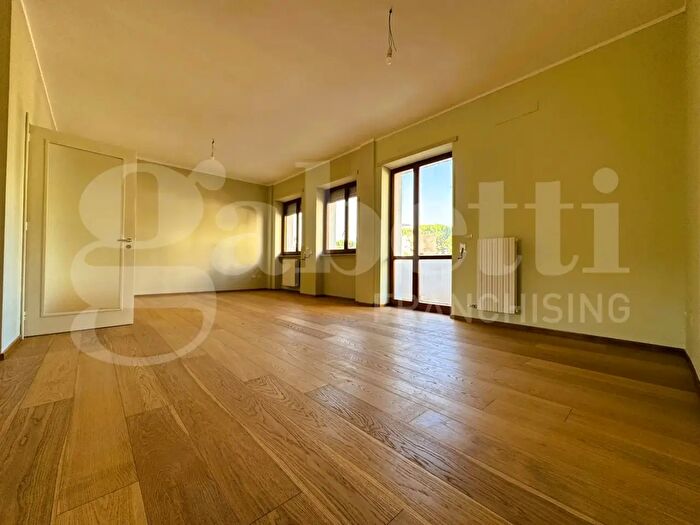 Appartamento con 8 locali in vendita in Piazzetta Montale, Lecce