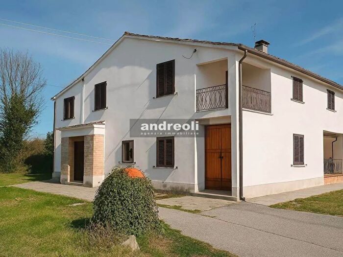 Casa con 8 locali in vendita in Jesi