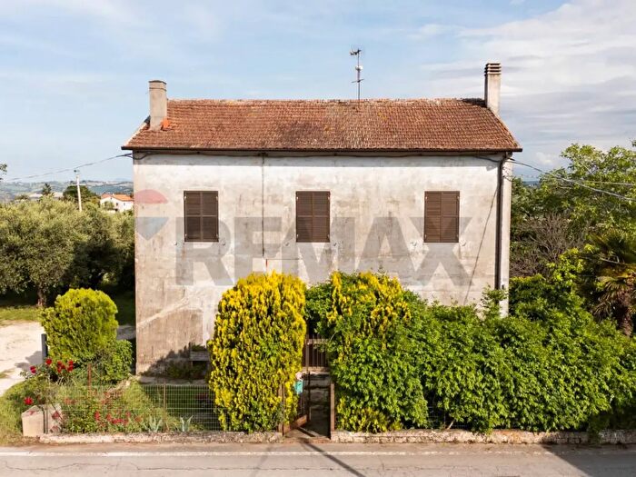 Casa con 9 locali in vendita in Corinaldo