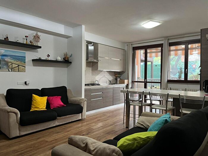 Appartamento trilocale in vendita in Via Broggi Izar, Melegnano