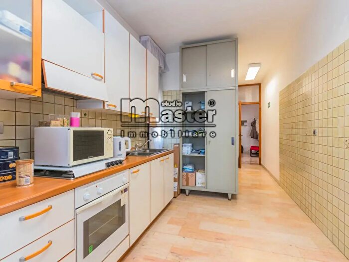 Appartamento con 8 locali in vendita in Viale Trento Trieste, Treviso