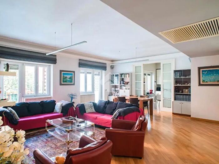Appartamento con 5 locali in vendita in Via Giacinto Carini, Roma