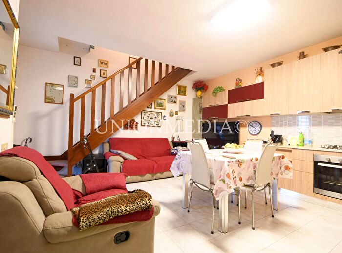 Appartamento quadrilocale in vendita in Via Togliatti, Luni