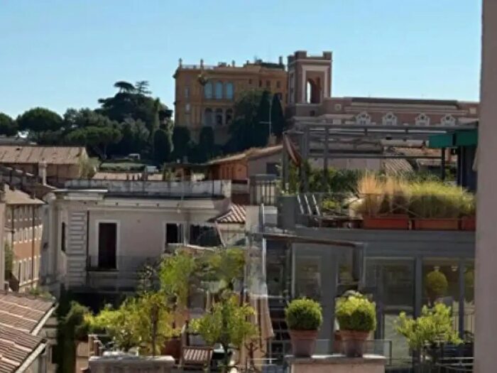 Appartamento con 5 locali in vendita in Roma