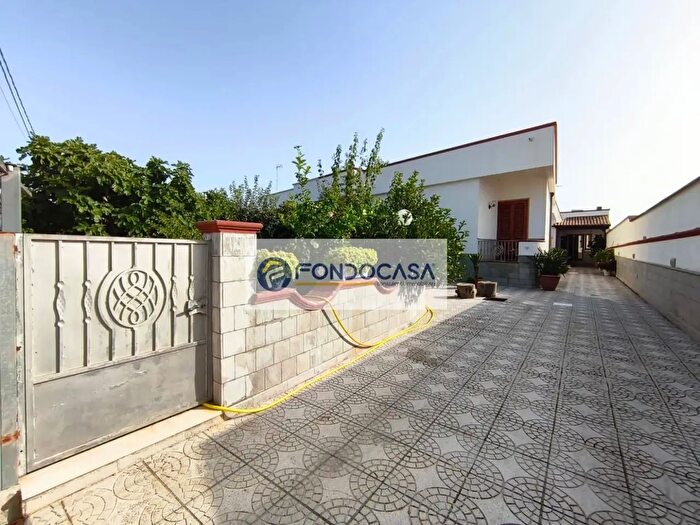 Casa con 10 locali in vendita in Via Lazzaro Spallanzani, Andrano