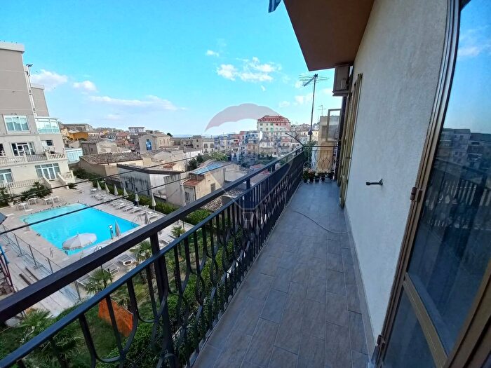 Appartamento con 8 locali in vendita in Via Candrilli, Enna