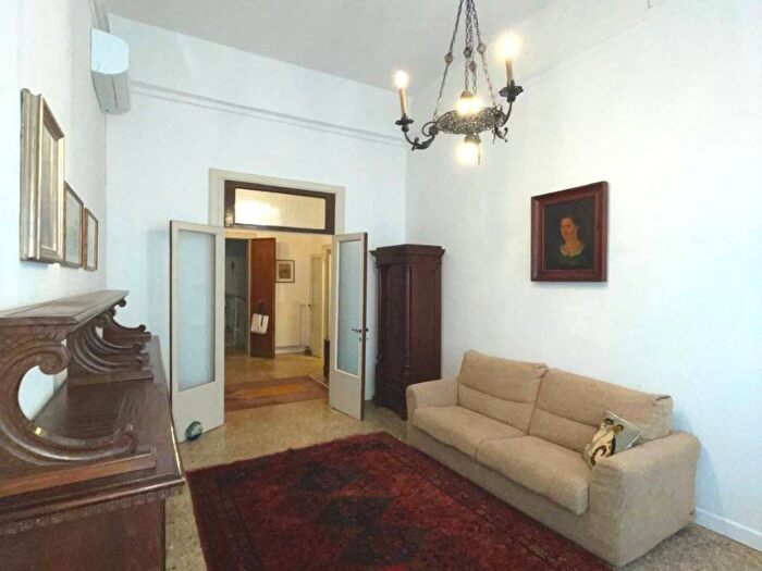 Appartamento con 6 locali in affitto in Campo San Giacomo, Santa Croce, Venezia