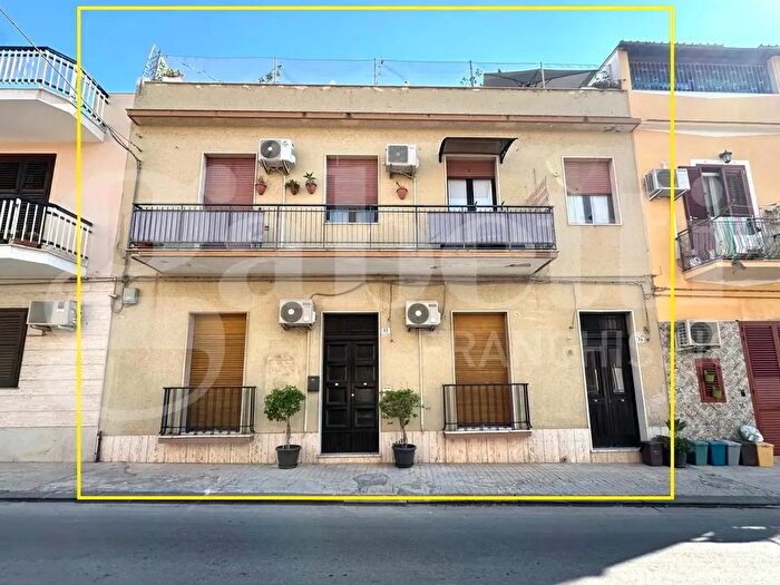 Casa con 10 locali in vendita in Via Mameli, Avola
