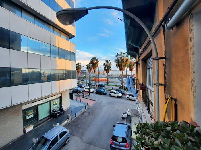 Appartamento bilocale in affitto in Via Amerigo Vespucci, Garibaldi Ferrovia, Napoli