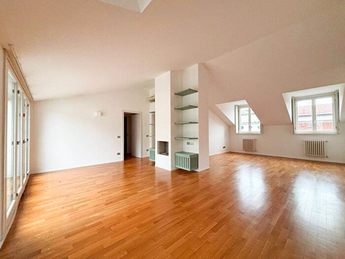 Appartamento trilocale in affitto in Corso Monforte, Palestro, Milano