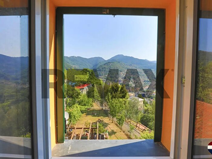 Appartamento con 8 locali in vendita in Genova