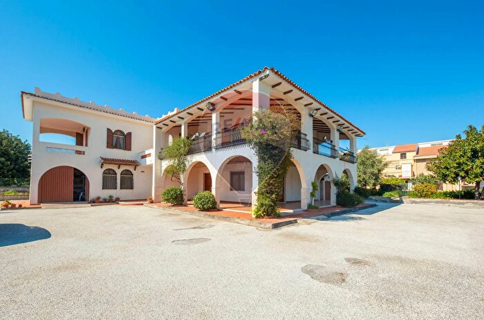 Casa con 12 locali in vendita in Via Adda, Augusta