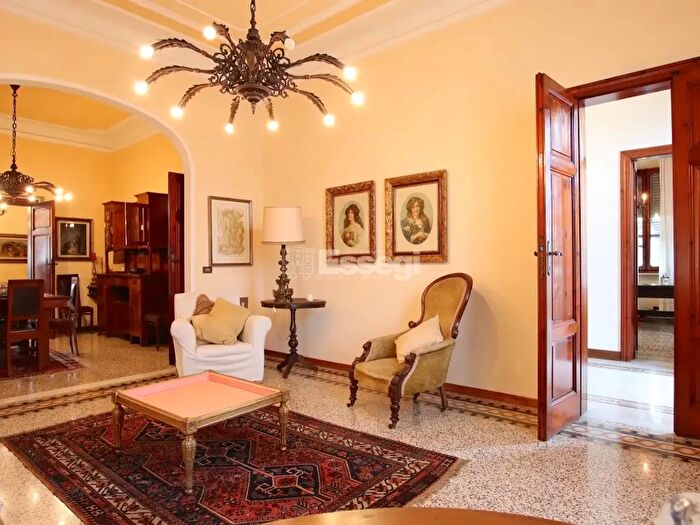 Casa con 20 locali in vendita in Viale San Concordio, Lucca