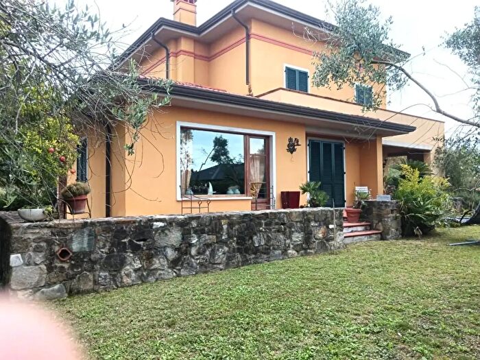 Casa con 10 locali in vendita in Carrara