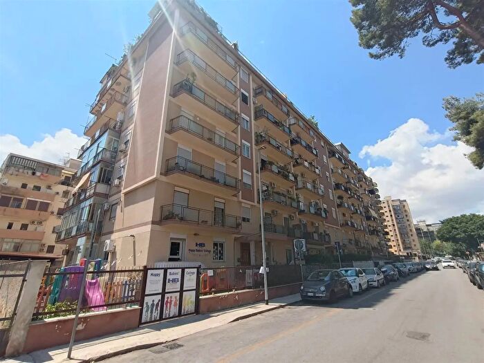 Appartamento con 6 locali in vendita in Via Giuseppe Ingegneros, Palermo