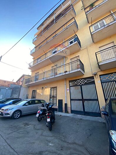 Appartamento con 6 locali in vendita in Via Principe Umberto, Aci SantAntonio