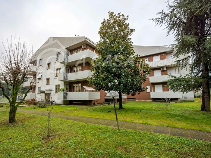 Appartamento trilocale in vendita in Via Mario Tomba, Parma