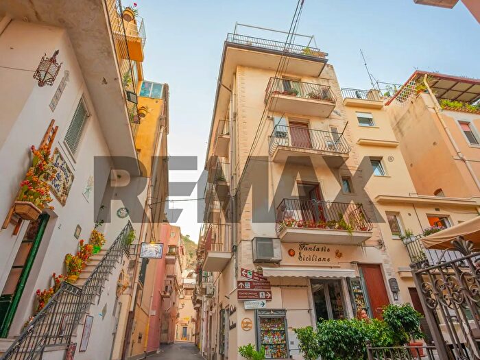 Appartamento trilocale in vendita in Via Timoleone, Taormina