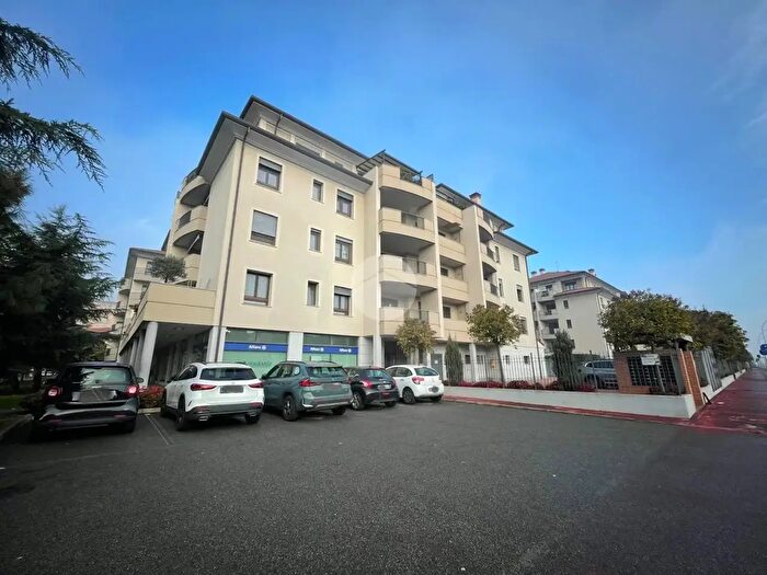 Appartamento trilocale in vendita in Via Milano, Magenta