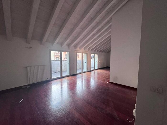 Appartamento trilocale in affitto in Corso di Porta Romana, Quadronno Crocetta, Milano