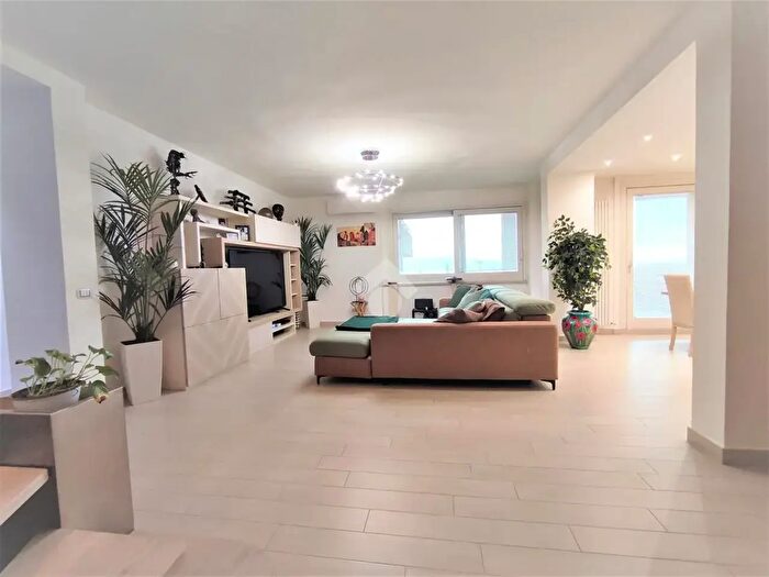 Appartamento con 5 locali in vendita in Via Cristofani, Perugia