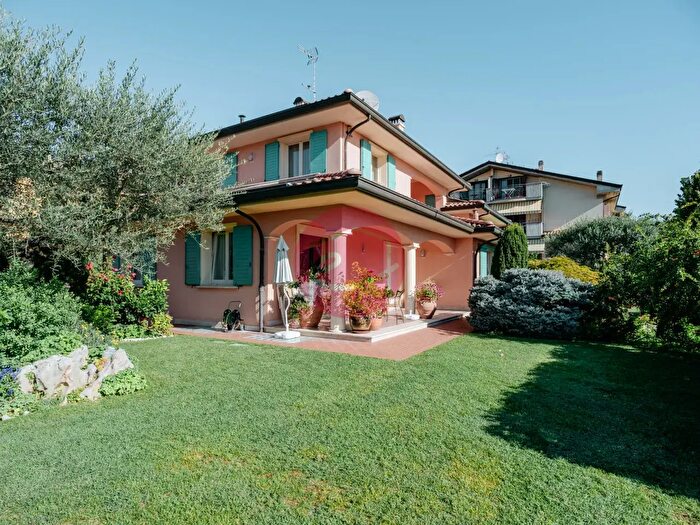 Casa con 6 locali in vendita in Savignano Sul Rubicone