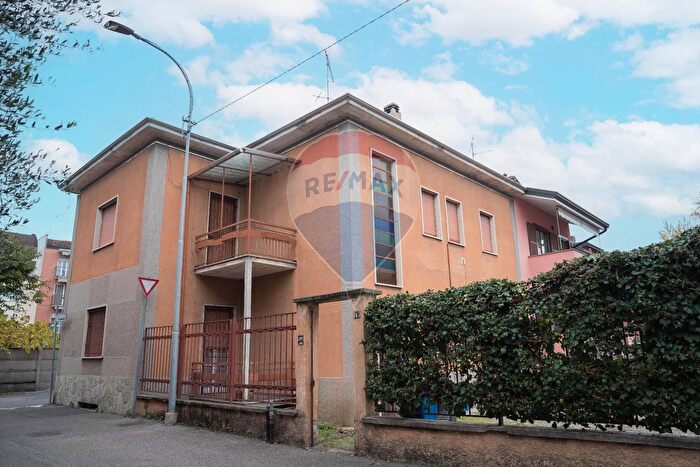 Appartamento con 6 locali in vendita in Via IV Novembre, Rho
